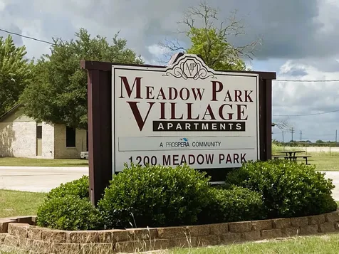 1200 Meadow Park Lockhart TX 78644