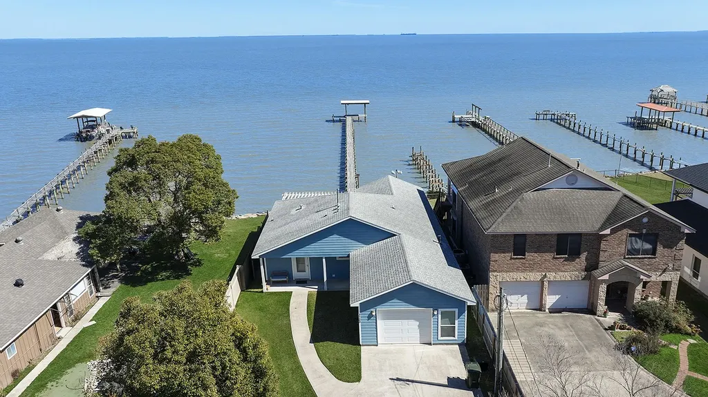 3723 Bayshore Drive Bacliff TX 77518