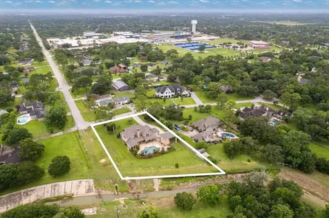 1002 Cowards Creek Court Friendswood TX 77546