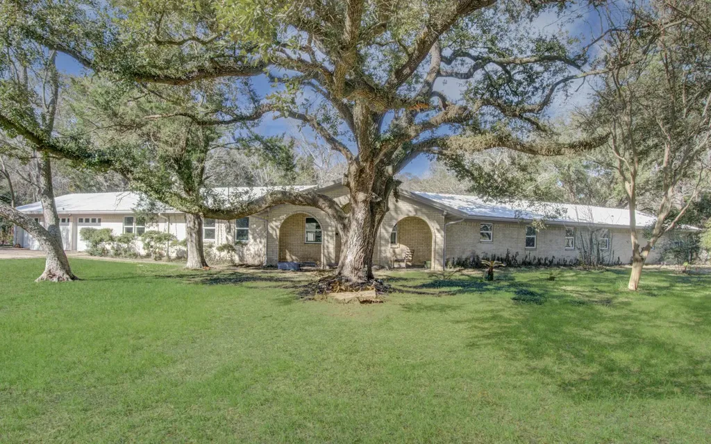 4029 County Road 326 Alvin TX 77511