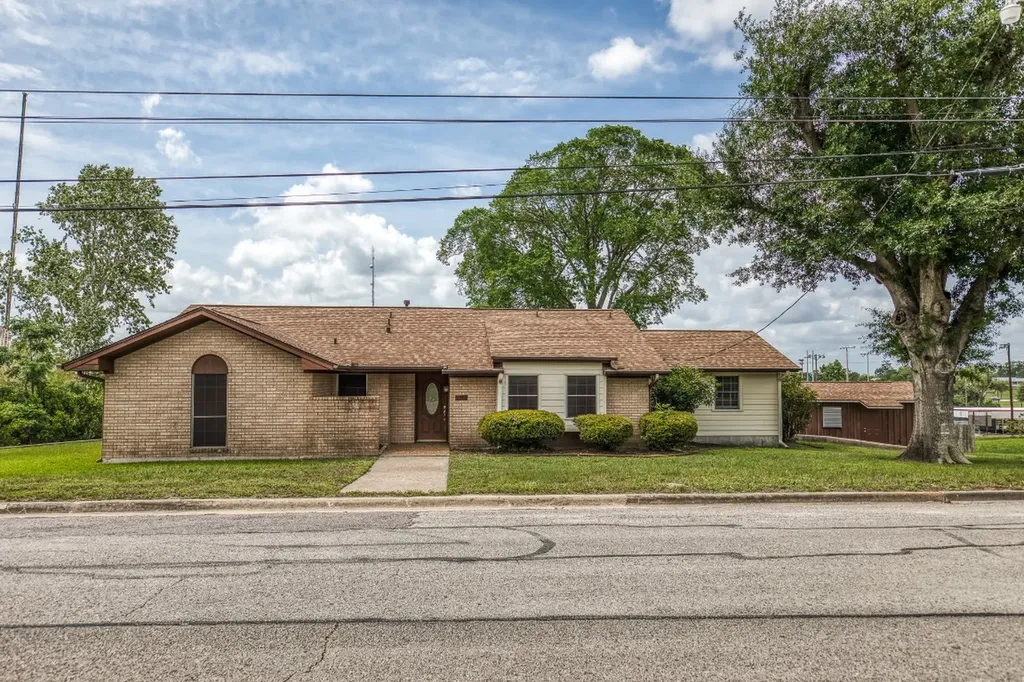 407 W Glenn Street Bellville TX 77418