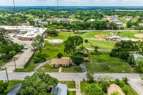 407 W Glenn Street Bellville TX 77418