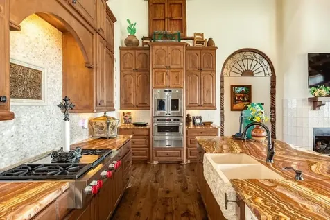 506 Sunset Circle Tiki Island TX 77554