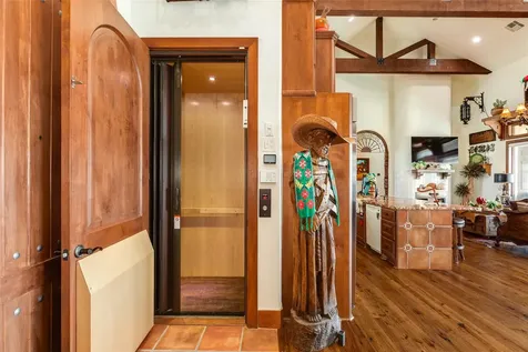 506 Sunset Circle Tiki Island TX 77554