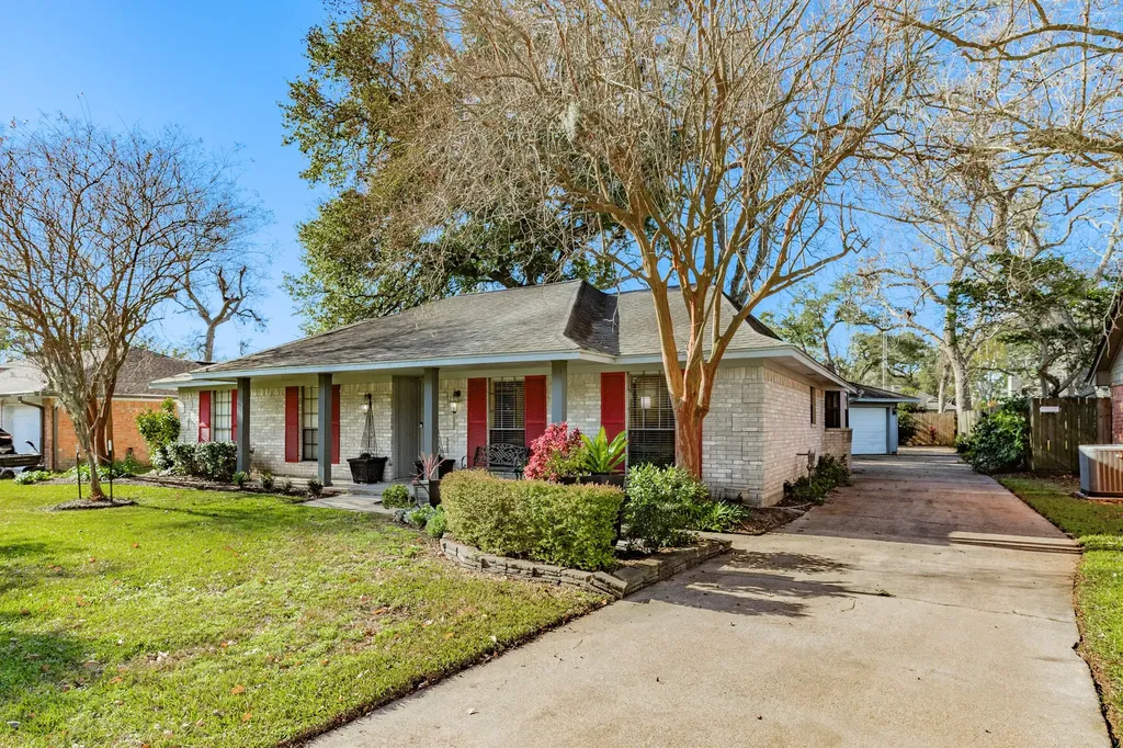 221 Banyan Street Lake Jackson TX 77566