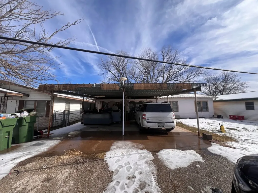 513 Scott Street Tye TX 79563