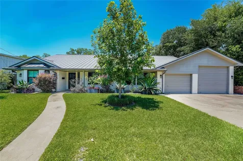 1124 Bowie Street Columbus TX 78934