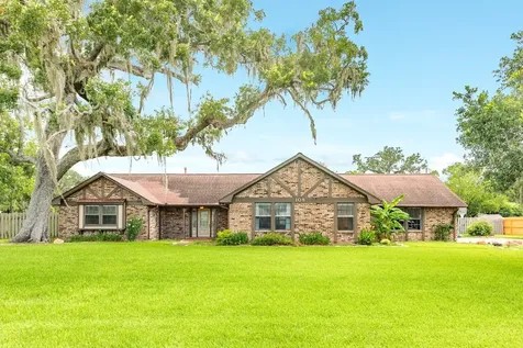 108 Laurel Valley Drive West Columbia TX 77486