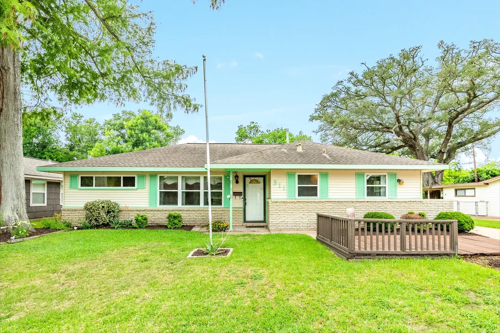 311 Carnation Street Lake Jackson TX 77566