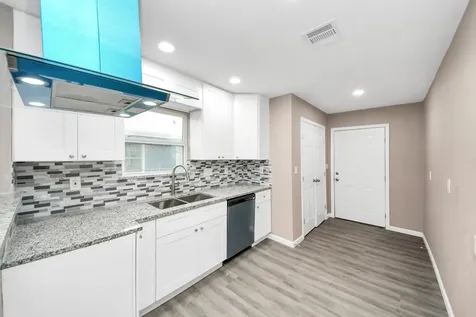5879 Belcrest Street Houston TX 77033