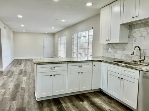 2101 Fountain View Drive 76 Houston TX 77057