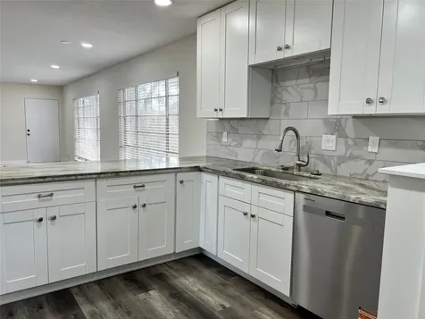 2101 Fountain View Drive 76 Houston TX 77057
