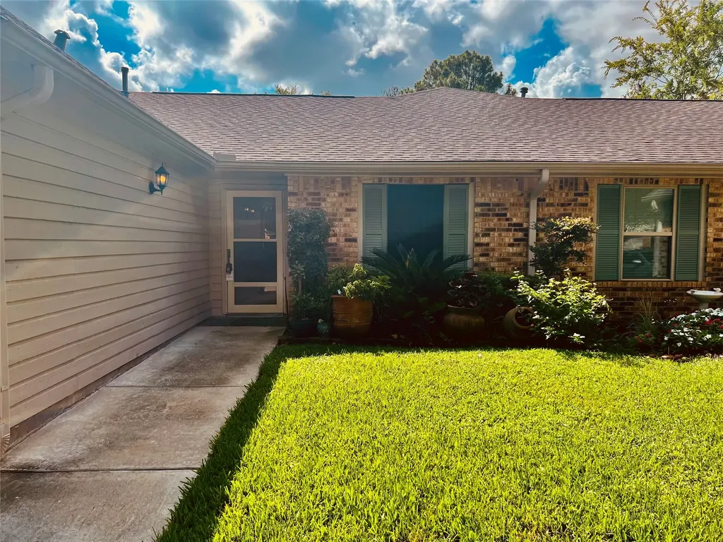 667 E Country Grove Circle Pearland TX 77584