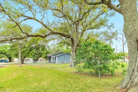 837 Pin Money Street Clute TX 77531
