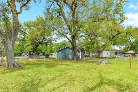 837 Pin Money Street Clute TX 77531
