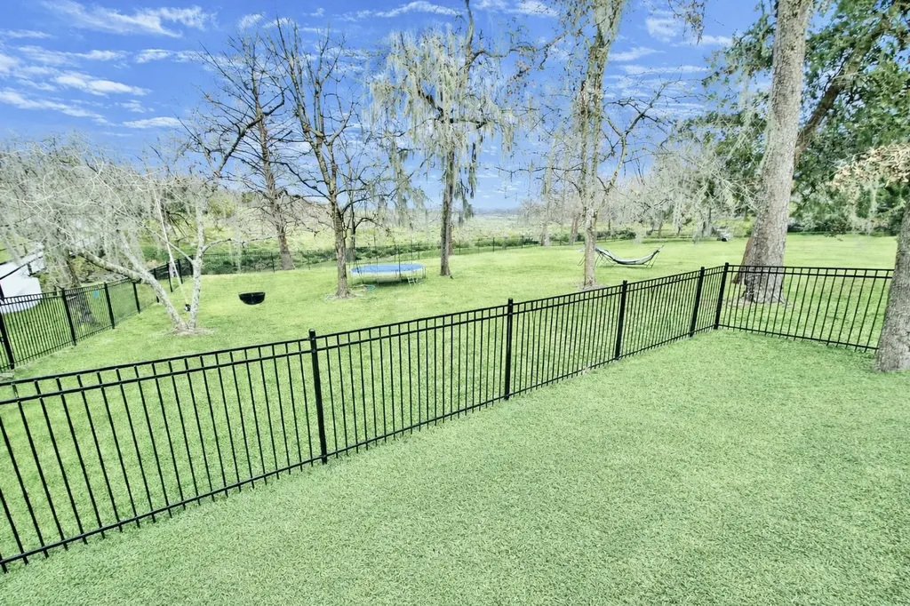 510 N Shadowbend Avenue Friendswood TX 77546