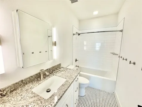 2102 Mechanic Street 304 Galveston TX 77550