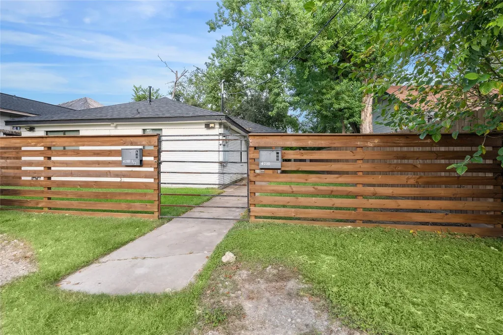 4210 Delhi Street 1/2 Houston TX 77022