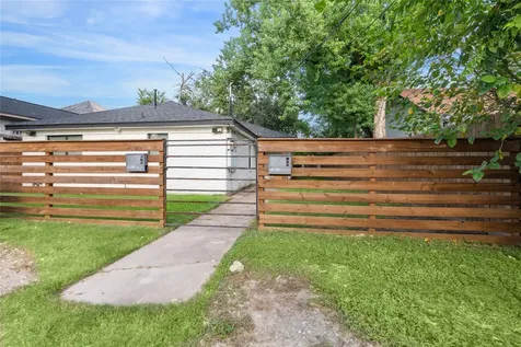4210 Delhi Street 1/2 Houston TX 77022