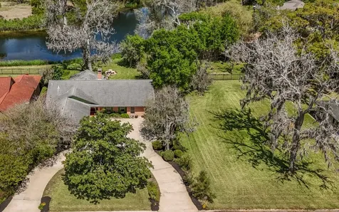 2261 Riverside Drive West Columbia TX 77486