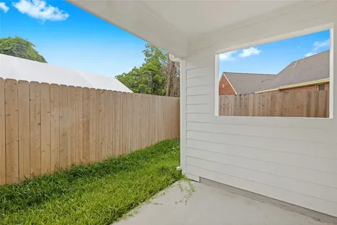 812 Elkhart Street E Houston TX 77091