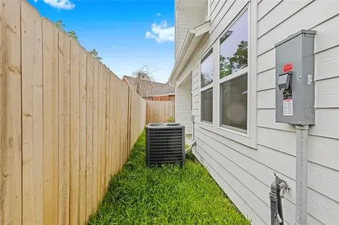 812 Elkhart Street E Houston TX 77091