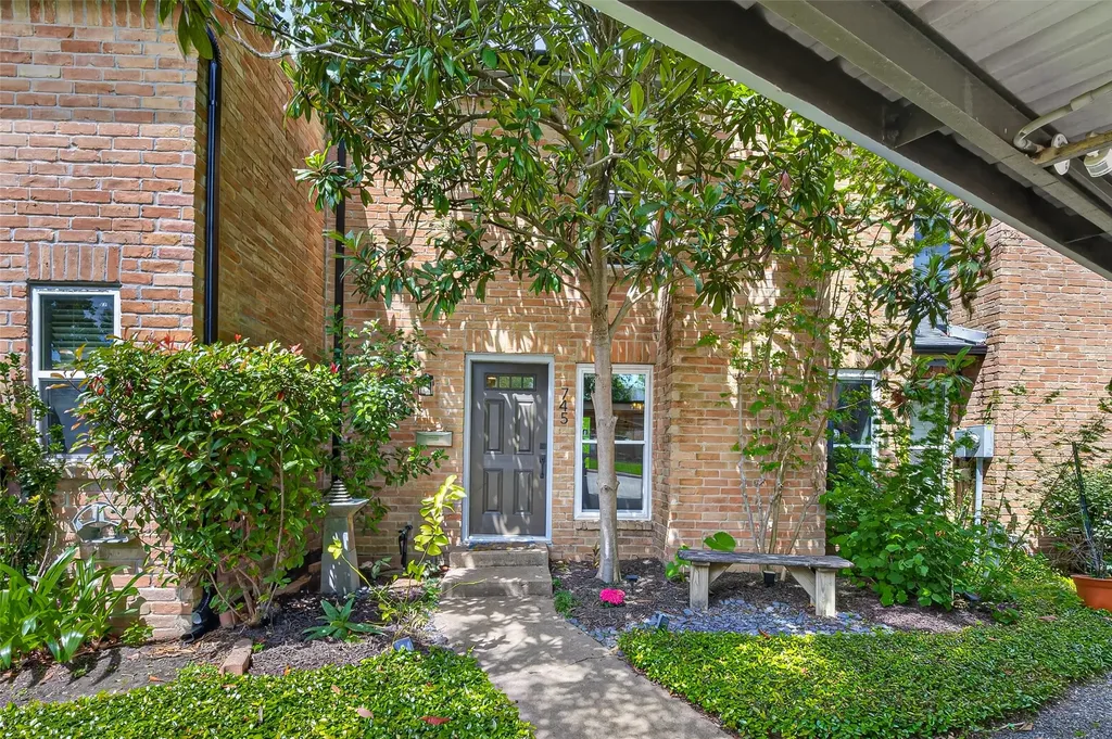 745 Worthshire Street Houston TX 77008