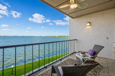 351 Lakeside Lane 204 Houston TX 77058