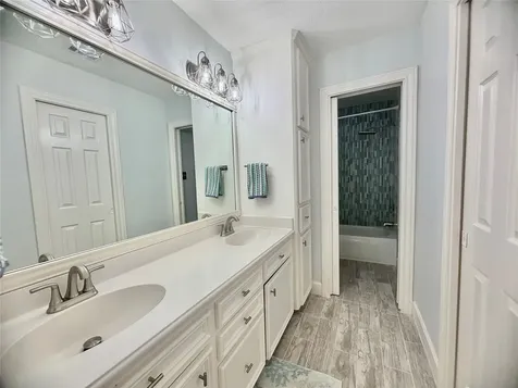 8006 Oakwood Bend Drive Houston TX 77040