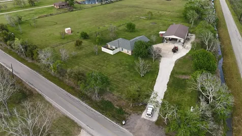 3831 County Road 211 Danbury TX 77534