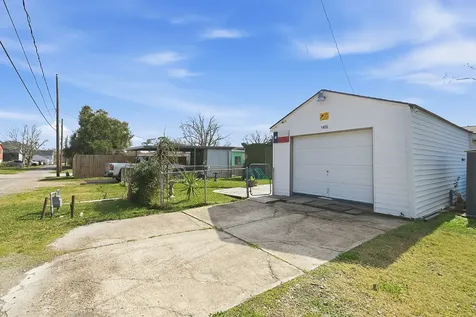 1406 W 6th Street Freeport TX 77541