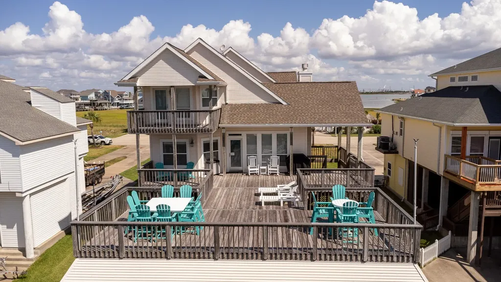 925 Tiki Drive Tiki Island TX 77554