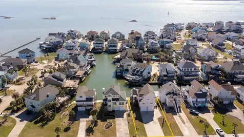 925 Tiki Drive Tiki Island TX 77554