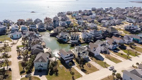 925 Tiki Drive Tiki Island TX 77554