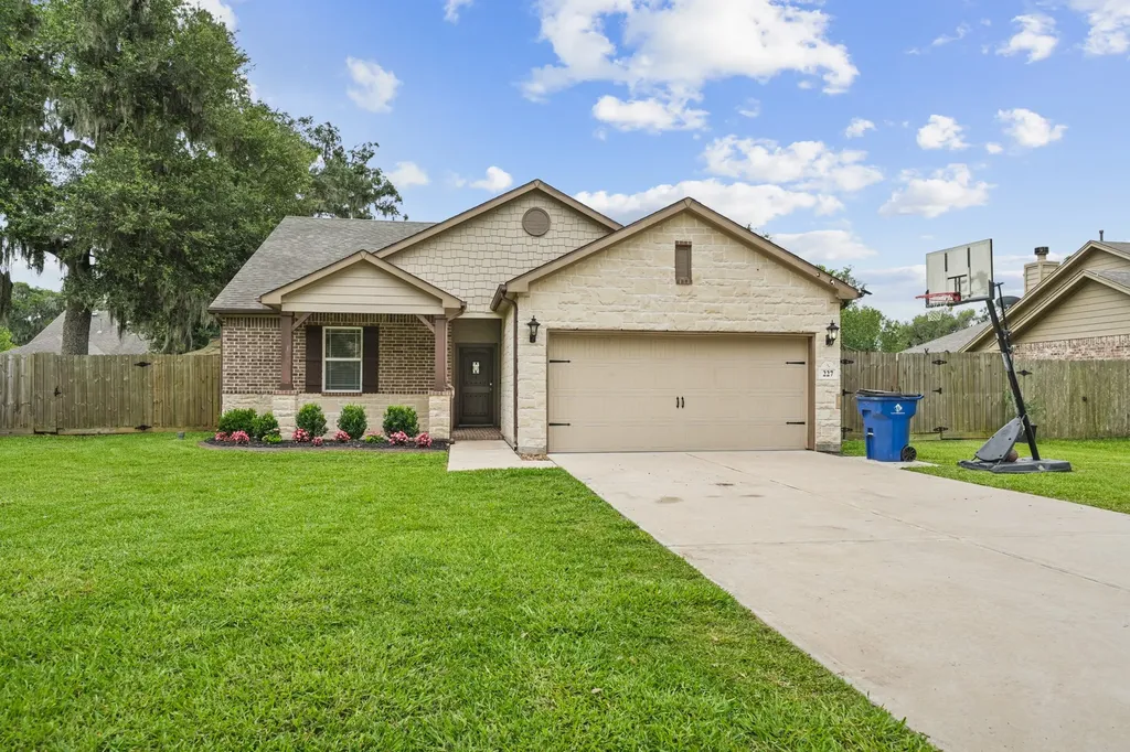 227 Forest Park Drive West Columbia TX 77486