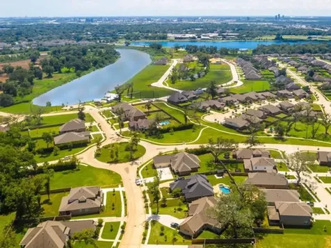 117 Water Grass Trail Clute TX 77531