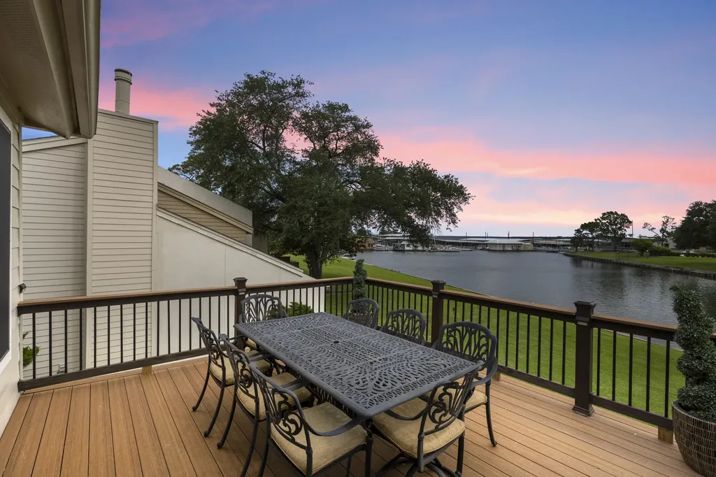 3930 Knollcrest Drive Montgomery TX 77356