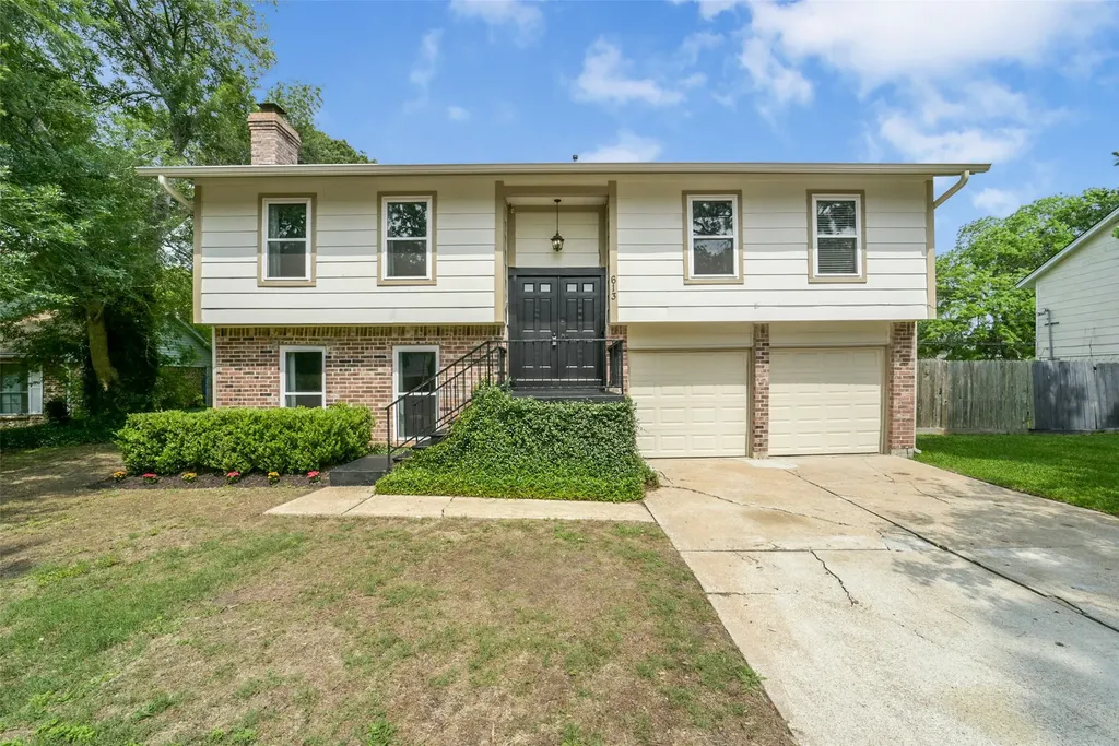 613 E Castle Harbour Drive Friendswood TX 77546