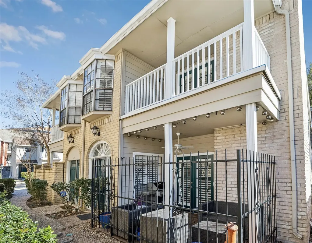 2220 Bering Drive 26 Houston TX 77057