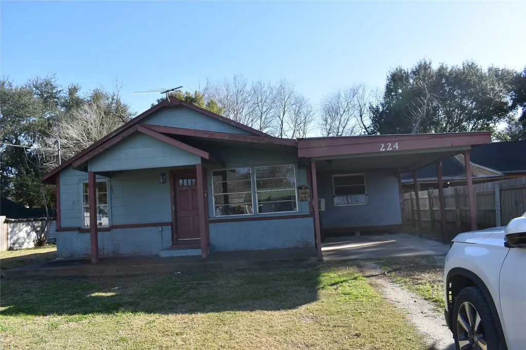 224 East Pine Avenue Winnie TX 77665
