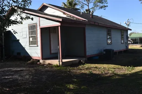 224 East Pine Avenue Winnie TX 77665