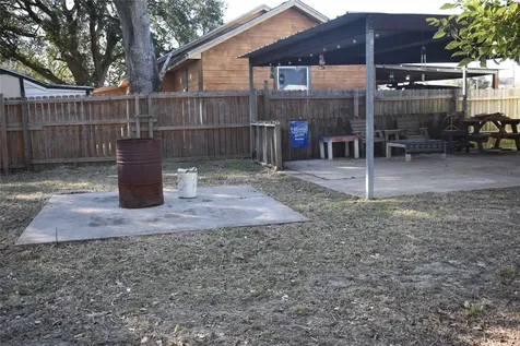 224 East Pine Avenue Winnie TX 77665