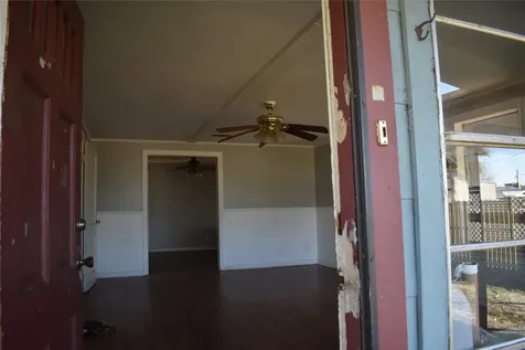224 East Pine Avenue Winnie TX 77665