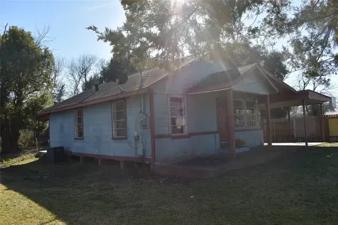 224 East Pine Avenue Winnie TX 77665