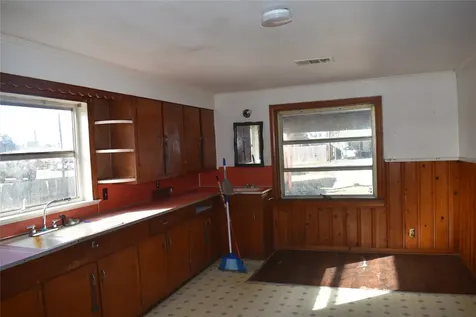 224 East Pine Avenue Winnie TX 77665