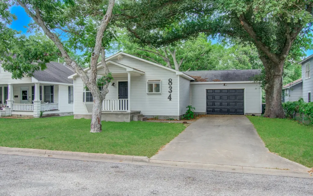 834 Live Oak Street Columbus TX 78934