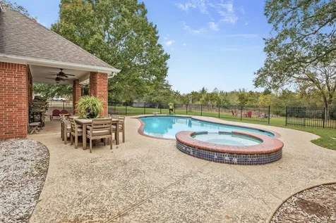 3905 N Briarwood Drive Brenham TX 77833