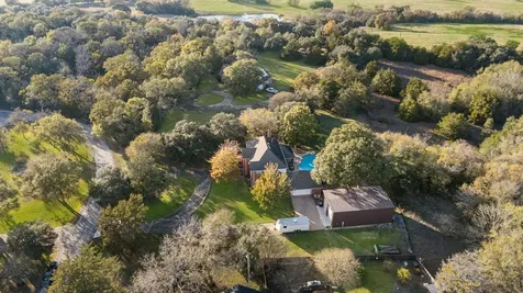 3905 N Briarwood Drive Brenham TX 77833