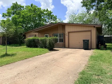 211 N Simpson Street Yorktown TX 78146