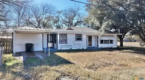 142 W 4th Street Yorktown TX 78164
